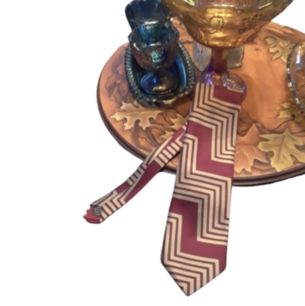Mark Spencer zig-zag pattern burgundy and cream tie